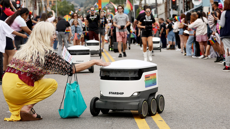 Raumschiffroboter rollen während der LA Pride Parade 2023 in Hollywood am 11. Juni 2023 in Los Angeles, Kalifornien.