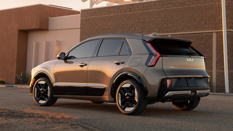 Hintere 3/4-Ansicht eines 2027 Kia Niro