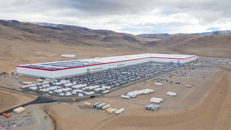 Ein weiterer Blick auf Teslas Gigafactory in Nevada mitten in der Wüste.