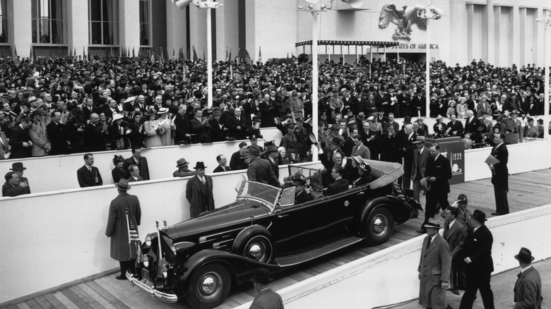 Präsident Roosevelt (1882 – 1945) winkt von seinem vor dem Eingang parkenden Auto den Menschenmengen bei der Eröffnung der Weltausstellung in New York zu.