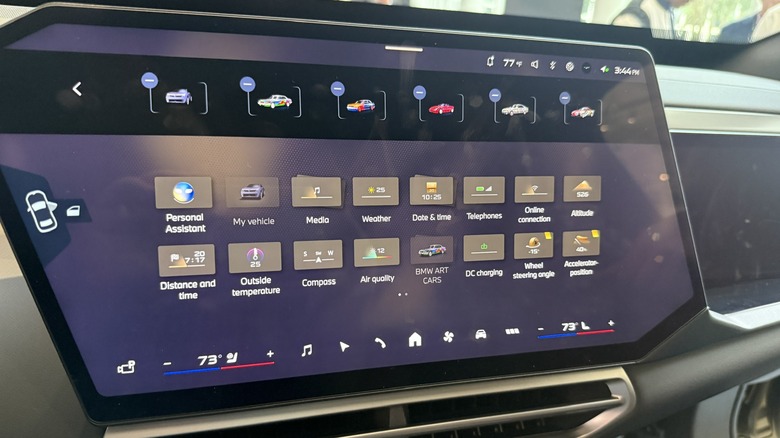 2027 BMW iX5 mit Art Cars auf dem Panoramic Vision Display