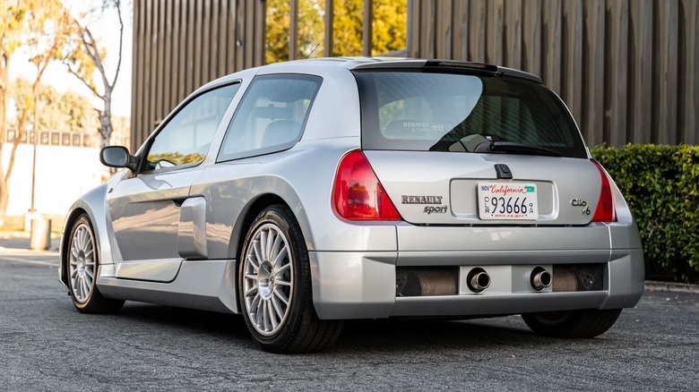Hinten 3/4 des 2001 Renault Clio V6 Sport zu verkaufen.