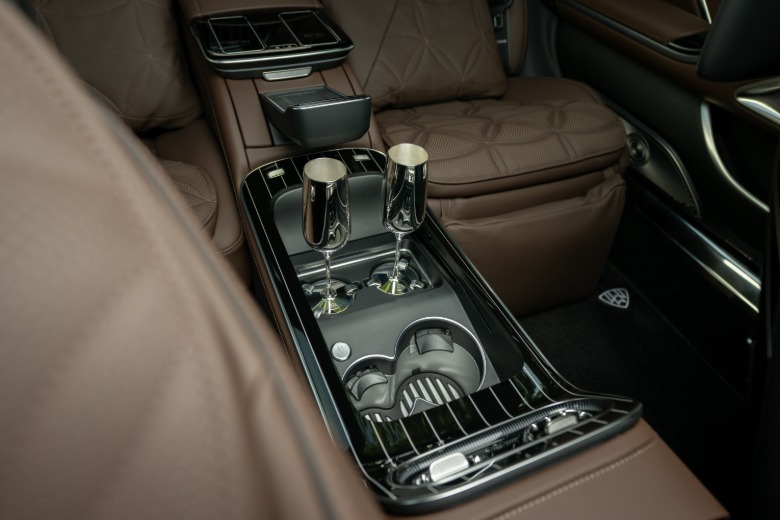 2027 Mercedes-Maybach S580 Mittelkonsole hinten