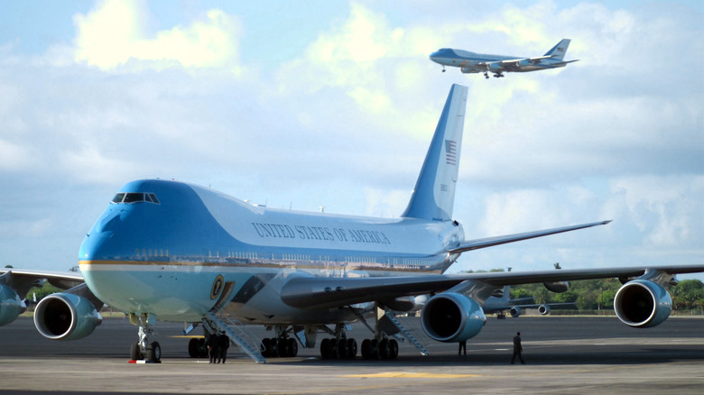 Air Force One landet bei der Hickam Air Force (AFB) mit US-Präsident George W. Bush an Bord zu seinem ersten Besuch in Hawaii während seiner Amtszeit. Am Boden die zweite Boeing VC-25A.