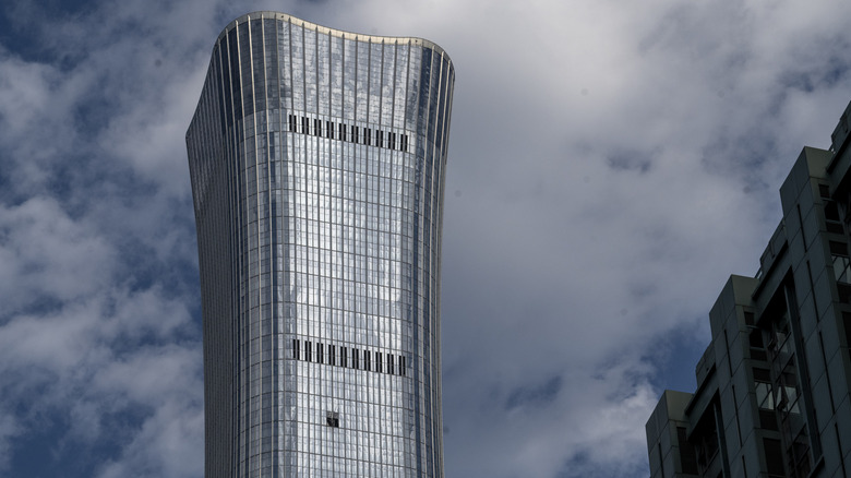 Sichtbare Schäden am Citic Tower nach dem Aufprall eines Kleinflugzeugs
