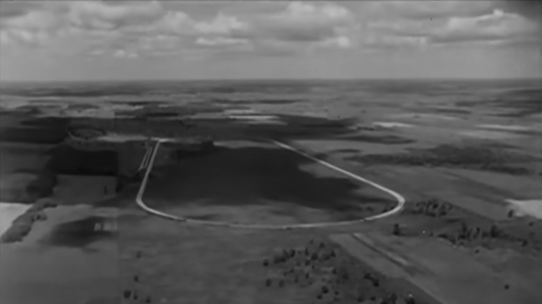 Ein Screenshot aus dem Schwarzweißfilm von Studebakers Testgelände aus der Luft.