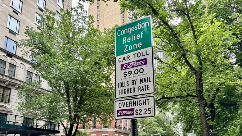 Autos, die neben Verkehrskegeln die Fifth Avenue entlangfahren, erzeugen vorübergehende Unruhe 