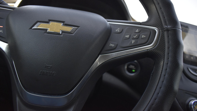 Nahaufnahme eines schwarzen Chevrolet-Lenkrads aus dem gleichen Jahr, Malibus, das an den NHTSA-Ergebnissen beteiligt war.