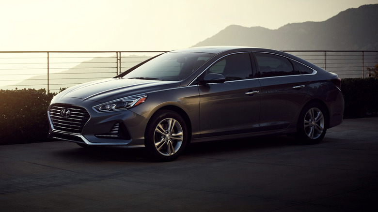 Eine Hyundai Sonata auf einer nebligen Bergstraße