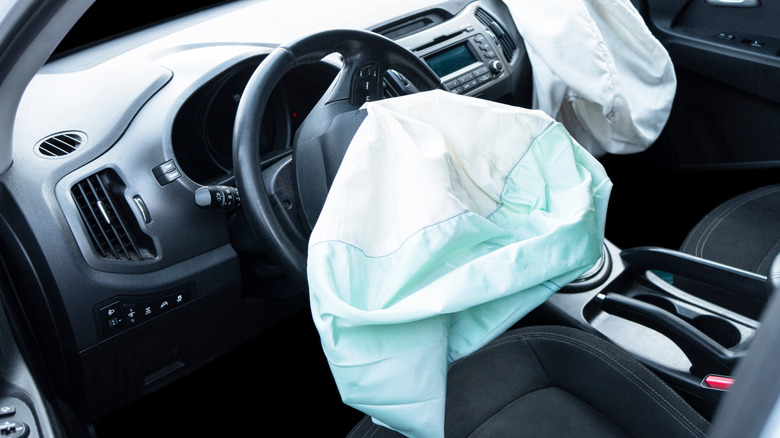 Der Innenraum eines Autos mit ausgelösten Airbags