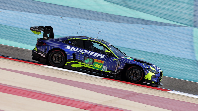 Der #46 Team WRT BMW M4 LMGT3 von Ahmad Al Harthy, Valentino Rossi und Kelvin Van Der Linde in Aktion beim Training vor den 8 Stunden von Bahrain auf dem Bahrain International Circuit am 6. November 2025 in Sakhir, Bahrain.