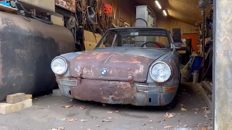 BMW 700 mit Airbags in einer Garage geparkt