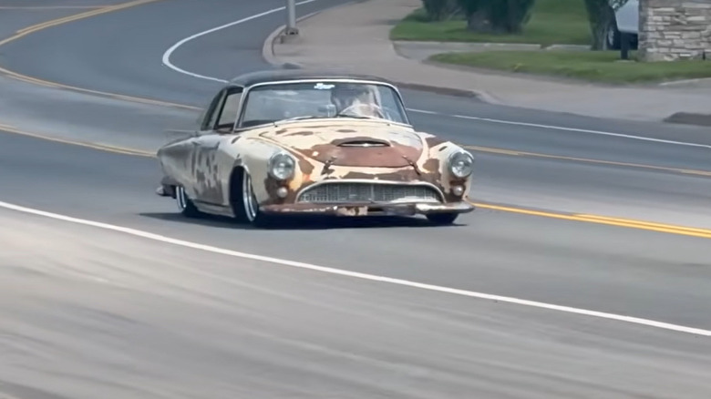 Den Auto Union 1000SP auf der Straße fahren