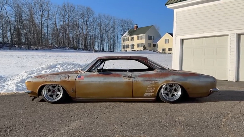 Chevrolet Corvair mit Airbag im Schnee