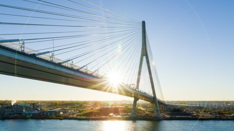 Die Sonne geht über der Gordie Howe International Bridge auf, die sich über den Detroit River erstreckt.