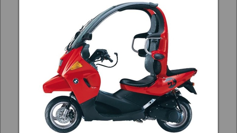 Ein roter BMW C1 125 Benzinmotorroller aus den Jahren 1999–2002, der noch Reste des zweiten Konzeptrollers enthält, einschließlich des eigentlichen Sitzes und der Decke.