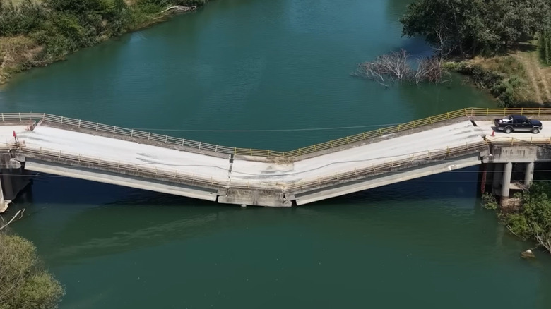 Einstürzende Brücke in Larissa, Griechenland.