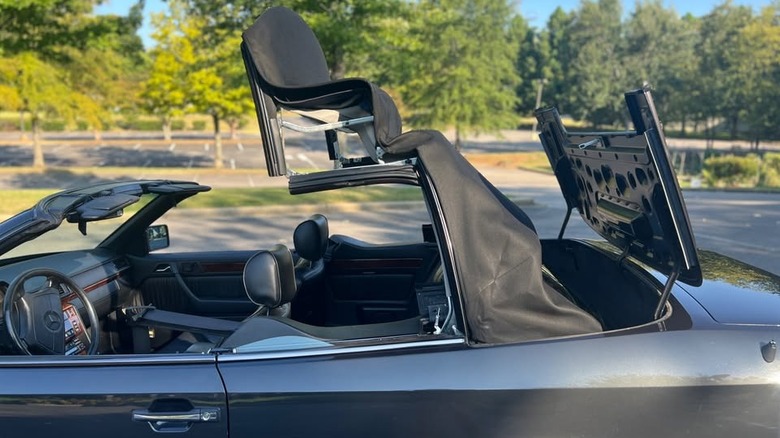 1994 Mercedes-Benz E320 Cabriolet Cabrioverdeck im Aktionsbild