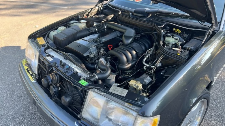 Bild des Motorraums des Mercedes-Benz E320 Cabriolet von 1994