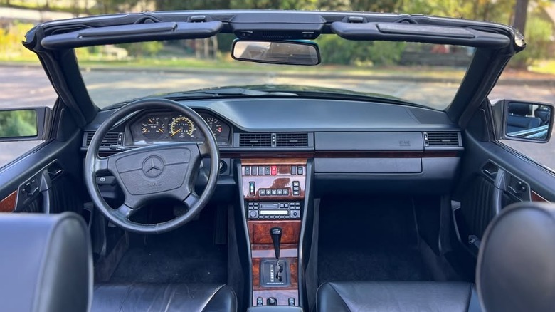 Bild vom Armaturenbrett des Mercedes-Benz E320 Cabriolet aus dem Jahr 1994
