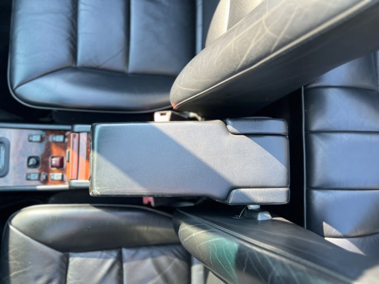 Bild der Mittelkonsole des Mercedes-Benz E320 Cabriolet aus dem Jahr 1994