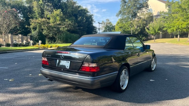 Dreiviertelansicht des Mercedes-Benz E320 Cabriolet von 1994 mit geöffnetem Verdeck
