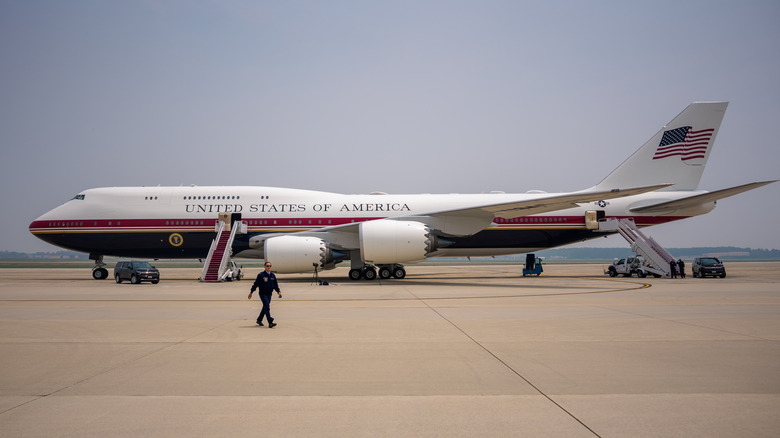 Air Force One ist auf dem Rollfeld zu sehen, bevor US-Präsident Donald Trump am 17. Juli 2026 auf der Joint Base Andrews, Maryland, eintrifft. Trump reist zu einem FIFA-Empfang nach New York City und dann weiter nach Bedminster, New Jersey.