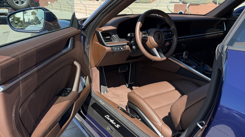 Innenraum eines Porsche 911 Turbo S T-Hybrid Cabriolet Baujahr 2026