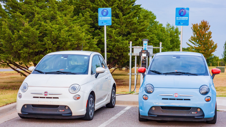 Ein Paar Fiat 500e lädt auf einem Parkplatz in Oklahoma.