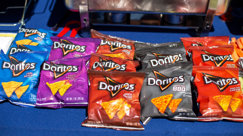 Archivbild von Beuteln mit Doritos. Fünf Geschmacksrichtungen.