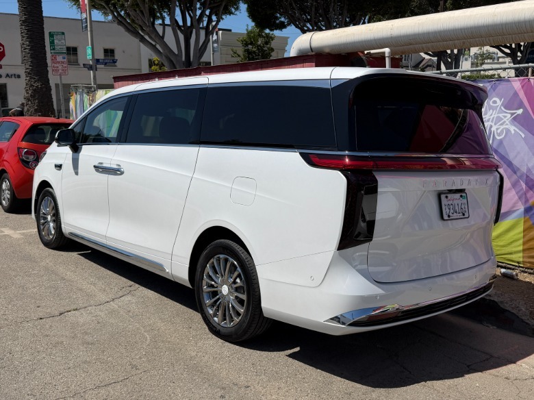 3/4-Rückansicht eines weißen Faraday Future FX Super One