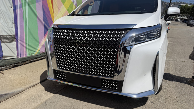 Vorderes Ende eines weißen Faraday Future FX Super One
