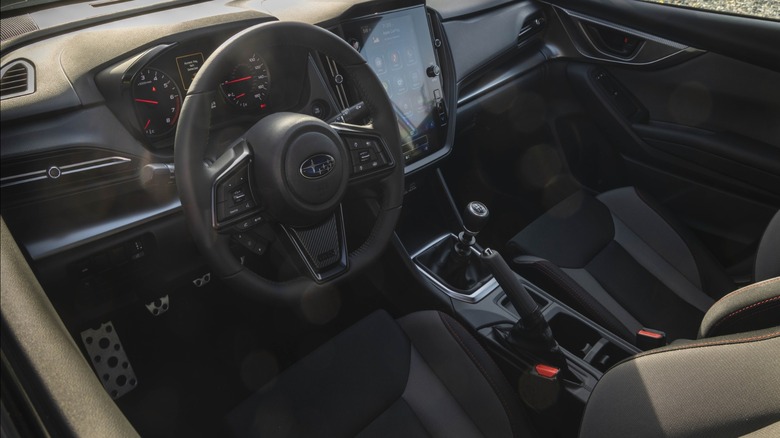 Ein Blick in die Fahrertür auf das Armaturenbrett und den Fahrersitz in der WRX Base