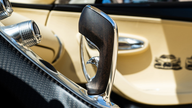 Der hölzerne Schalthebel eines Bugatti Mistral mit einer Falkenkopfskulptur