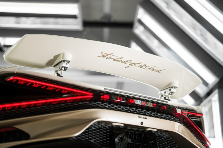 Detail unter dem Kotflügel eines weißen Bugatti Mistral