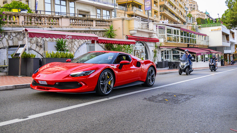 Ferrari 296 fährt in Italien