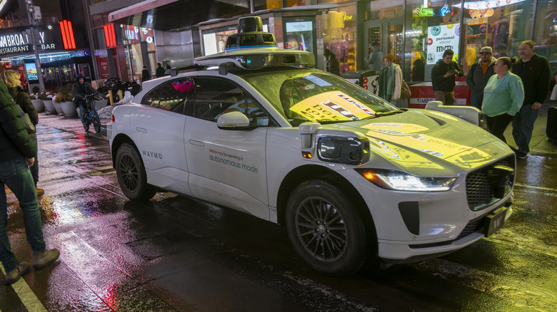 Das Waymo-Fahrzeug hielt an, Fußgänger gingen um es herum