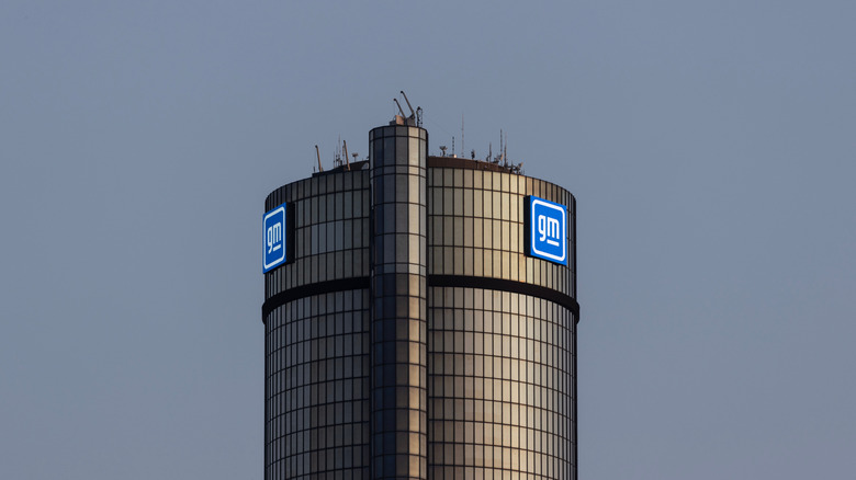 GM-Logo auf dem Detroit Ren Cen
