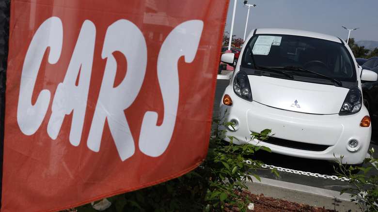 Ein gebrauchtes Mitsubishi i-MiEV-Elektrofahrzeug wird am 30. März 2026 auf dem Verkaufsgelände von Plug-In Auto in West Covina, Kalifornien, ausgestellt. Während die Benzinpreise inmitten des Iran-Krieges steigen, meldete die Online-Automobilressource Edmunds einen Anstieg der Suchanfragen nach Elektrofahrzeugen um 22 % in der Woche vom 2. März, da Autofahrer nach Möglichkeiten suchen, hohe Kraftstoffkosten zu vermeiden. (Foto von Justin Sullivan/Getty Images)