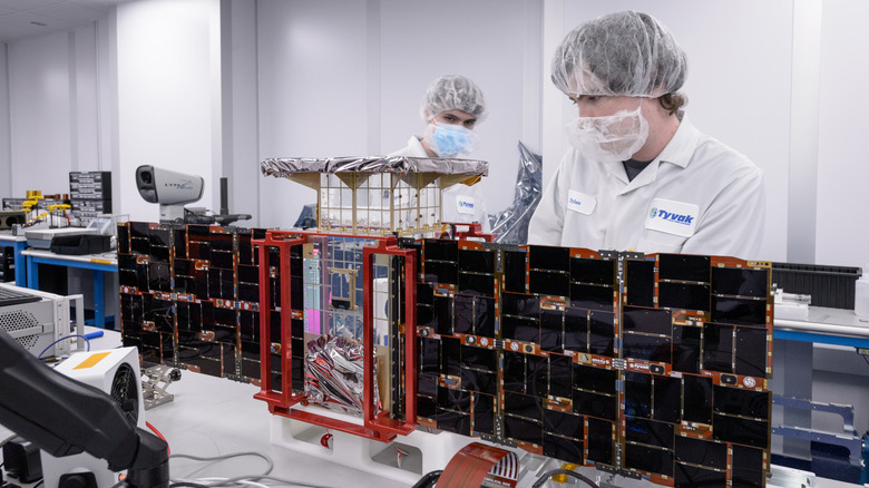 Dylan Schmidt, CAPSTONE-Montageintegrations- und Testleiter, rechts, und Lachlan Moore, Systemintegrationsingenieur, links, installieren Solarmodule auf der Raumsonde CAPSTONE 01 bei Tyvak Nano-Satellite Systems, Inc. in Irvine, Kalifornien.