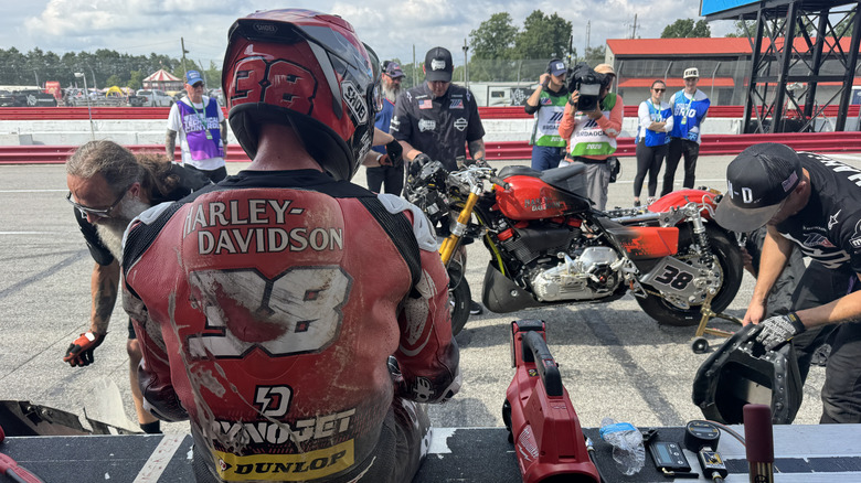 Bradley Smith wartet darauf, dass sein Fahrrad repariert wird