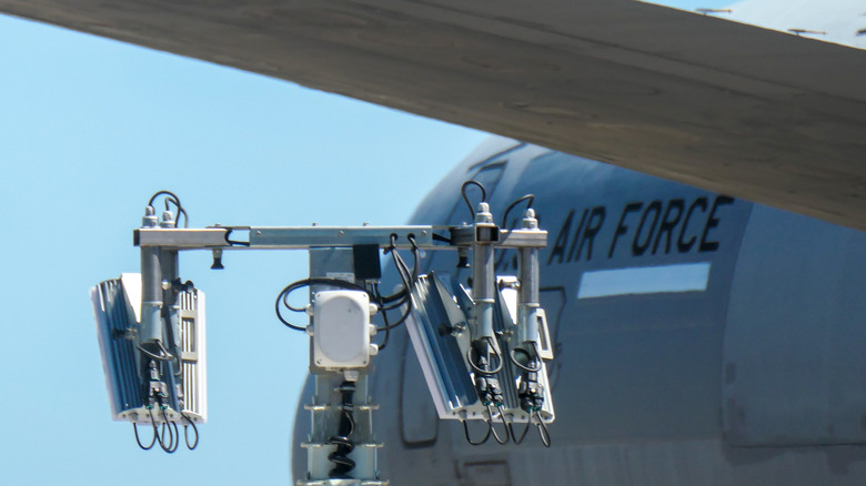 Der vordere Rumpf und die Insignien eines McDonnell Douglas KC-10A Extender-Flugzeugs der United States Air Force, Registrierung 84-0191, geparkt am Flughafen Sydney Kingsford-Smith. Im Vordergrund stehen ein tragbarer Kommunikationsturm und einer der horizontalen Stabilisatoren des Flugzeugs.