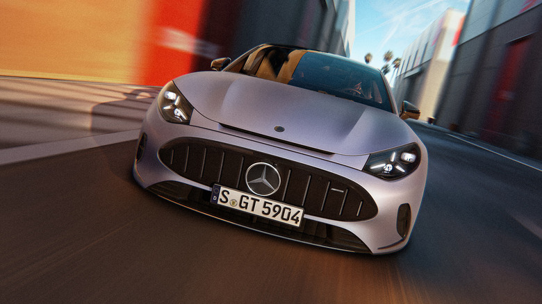 Frontpartie eines silbernen Mercedes-AMG GT53 4-Türer Coupé