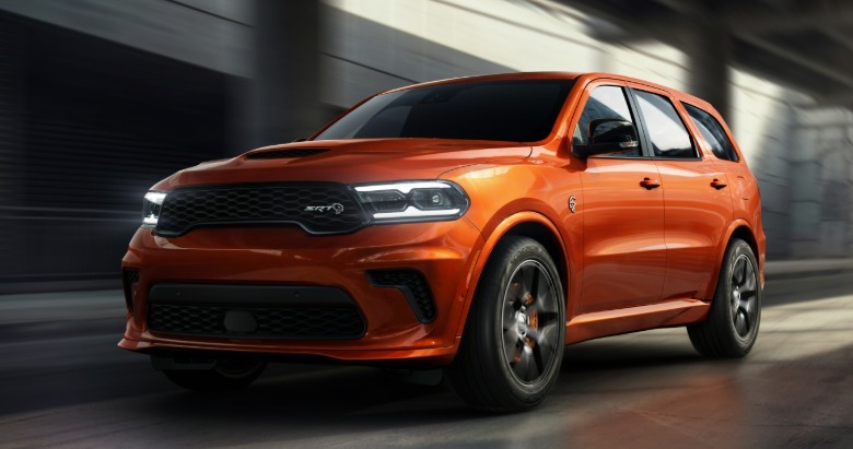 Vordere 3/4-Ansicht eines orangefarbenen Dodge Durango SRT Hellcat