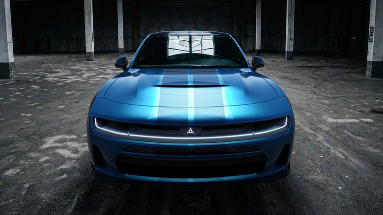 Frontpartie eines blauen Dodge Charger mit Rennstreifen