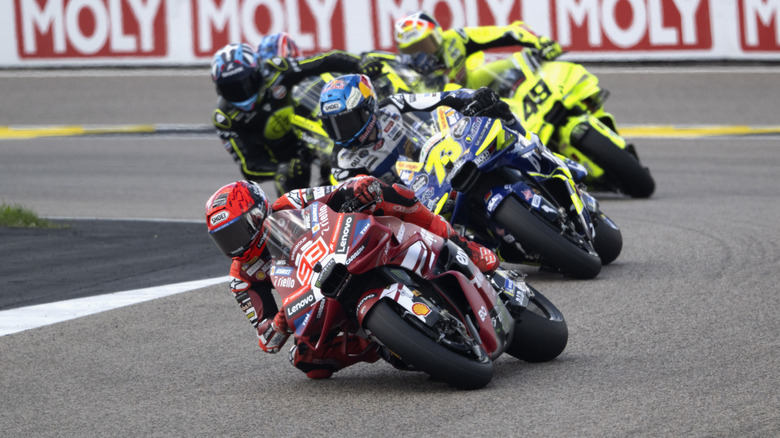 HOHENSTEIN-ERNSTTHAL, DEUTSCHLAND – 12. JULI: Marc Marquez aus Spanien und das Ducati Lenovo Team führen das Feld beim MotoGP-Rennen während des MotoGP-Rennens von Deutschland auf dem Sachsenring am 12. Juli 2026 in Hohenstein-Ernstthal, Deutschland an. (Foto von Mirco Lazzari gp/Getty Images)