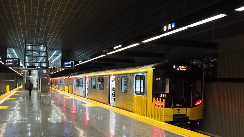 Ein Foto aus dem Inneren einer U-Bahn-Station in LA in Wilshire und La Cienega mit einem sichtbaren Zug und einer Person