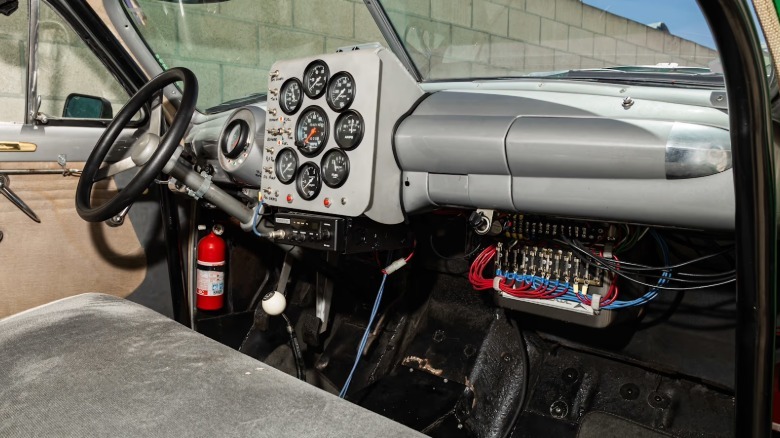 Innenansicht eines Ford Standard Sedan Carrera Panamericana-Rennwagens aus dem Jahr 1950, der versteigert wird