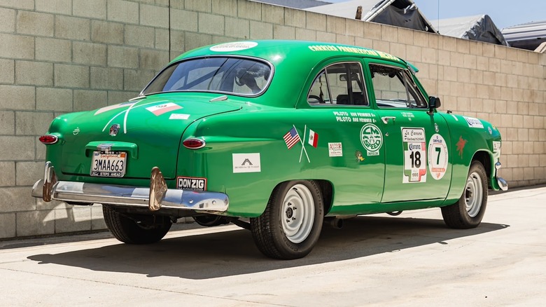 3/4-Hinteransicht eines grünen Ford Standard Sedan Carrera Panamericana-Rennwagens aus dem Jahr 1950, der zur Versteigerung steht