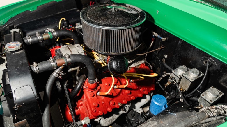 Der Flachkopf-V8-Motor eines Ford Standard Sedan Carrera Panamericana-Rennwagens von 1950 wird versteigert